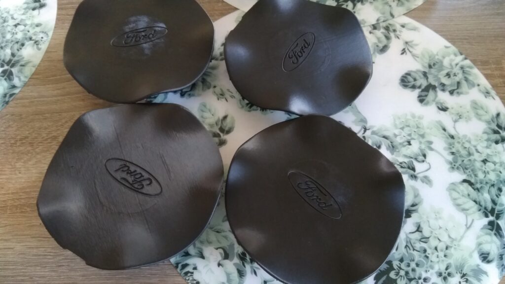 Dekielki do Forda ze zmodyfikowanym trzymaniem do felgi